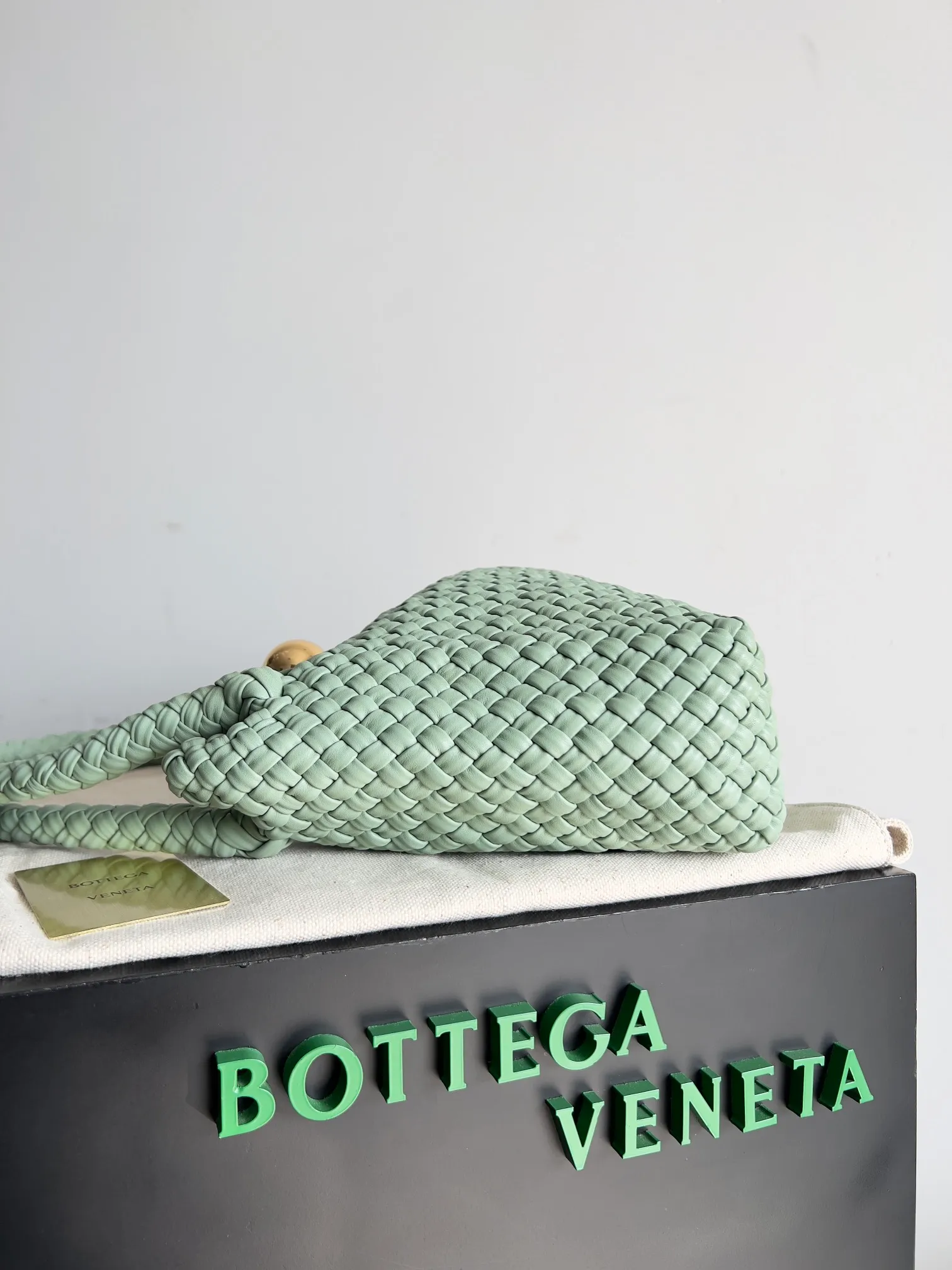 Batch 5760 BV collectible small woven handbags are really YYDS!! Bottega Veneta’s most classic small woven handbags are back! ! We use the highest quality leather with the highest craftsmanship❤️ to create the most expensive works. We have created the original Intrecciato leather weaving process❤️ This unique traditional exclusive leather weaving method has not only become our logo but also reflects the time-consuming and labor-intensive craftsmanship of our products❤️ The new TOSCA handbag must be a selection worth collecting🆕 Style number: 716974 Size: 27*9*18cm